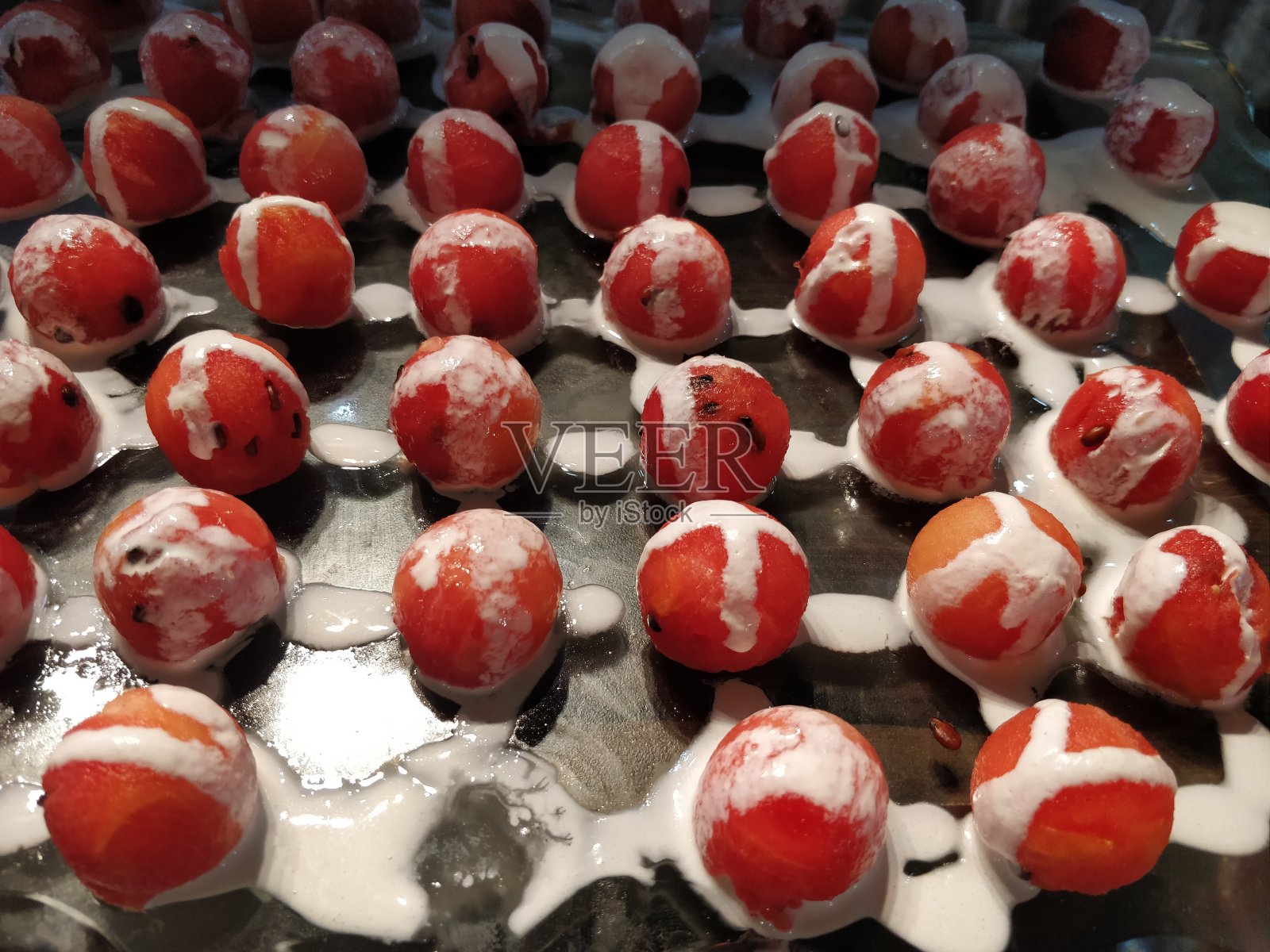 特写全框的新鲜西瓜片与奶油照片摄影图片