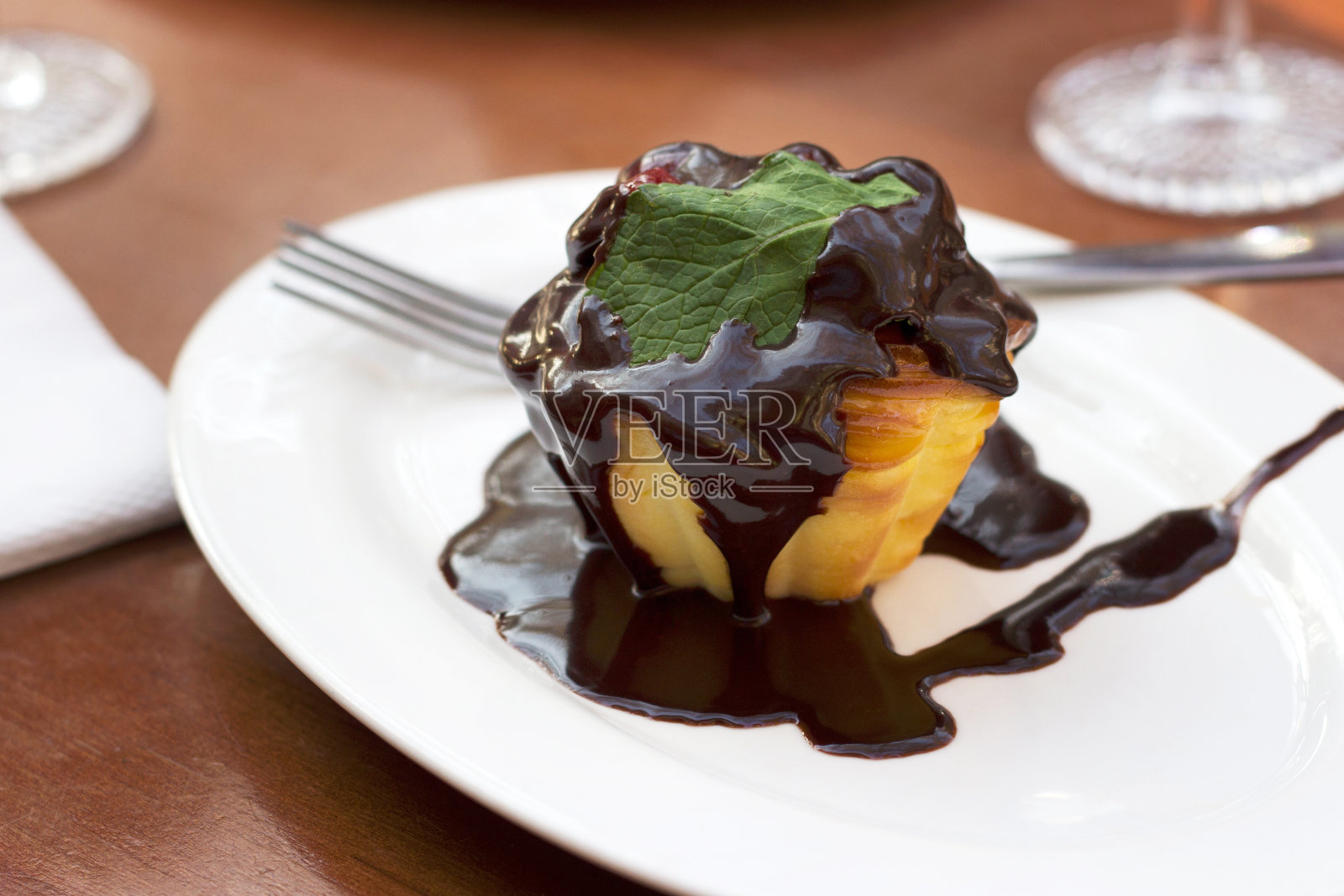 巧克力和绿薄荷蛋糕照片摄影图片