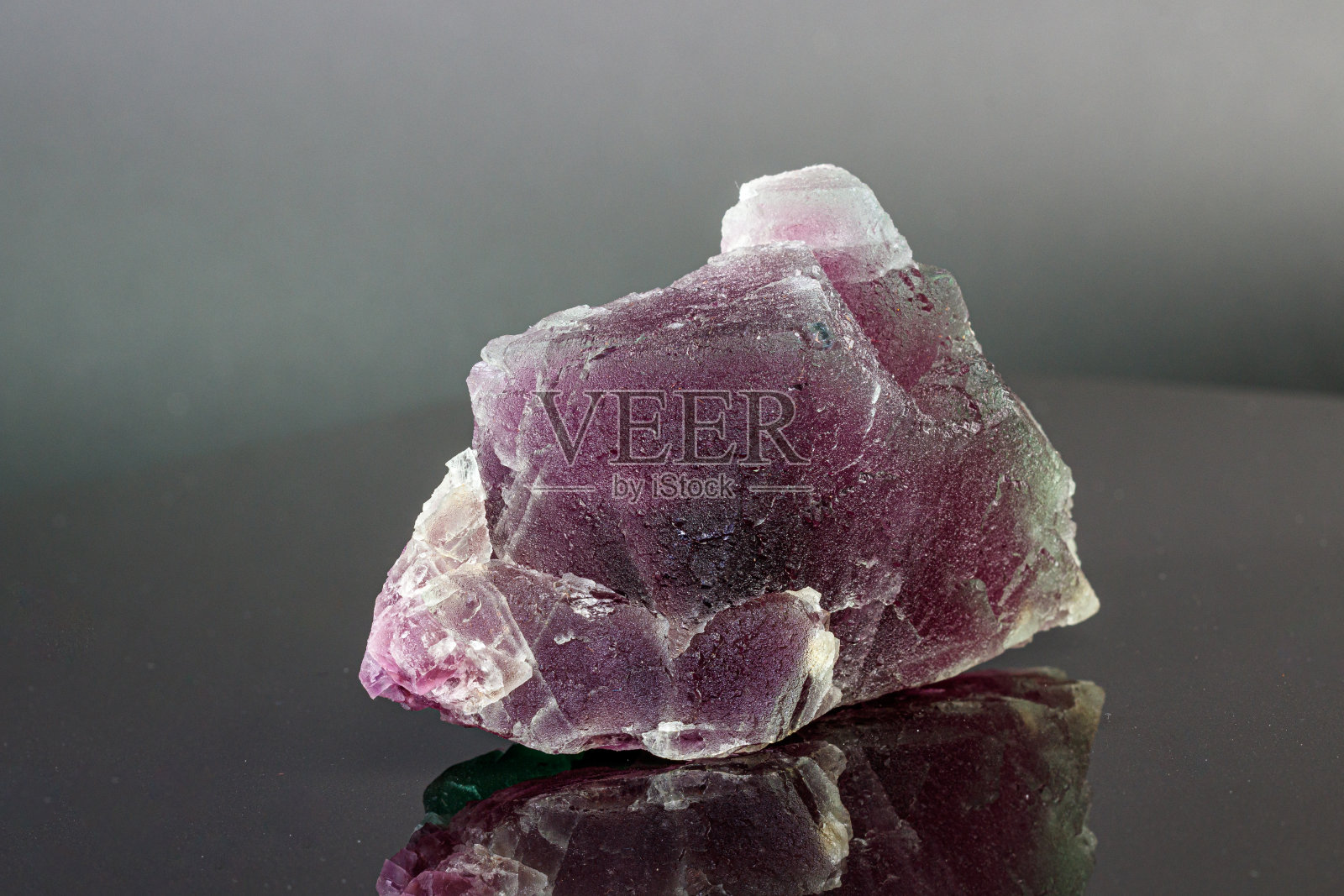 宏观矿物石红色和绿色萤石在黑色的背景照片摄影图片