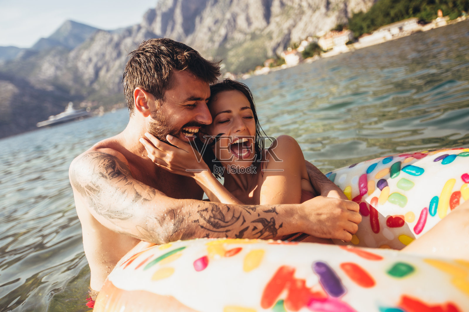 一对夫妇在暑假里玩游泳照片摄影图片