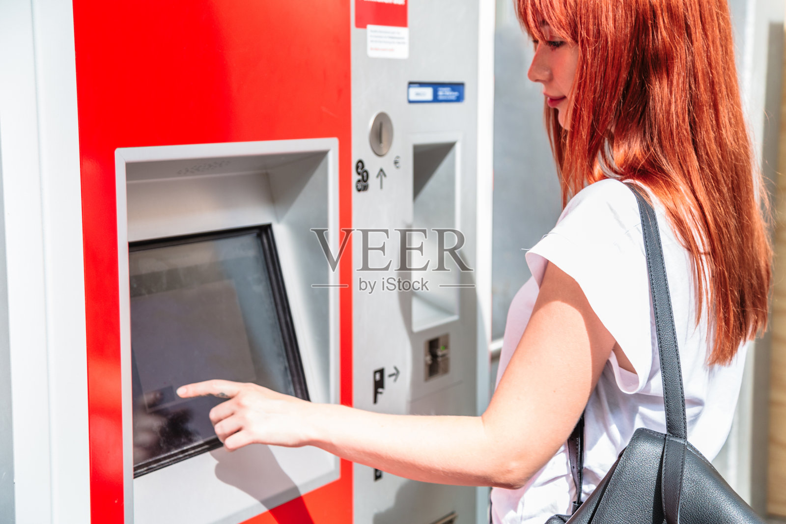 小女孩用手指触摸终端屏幕照片摄影图片