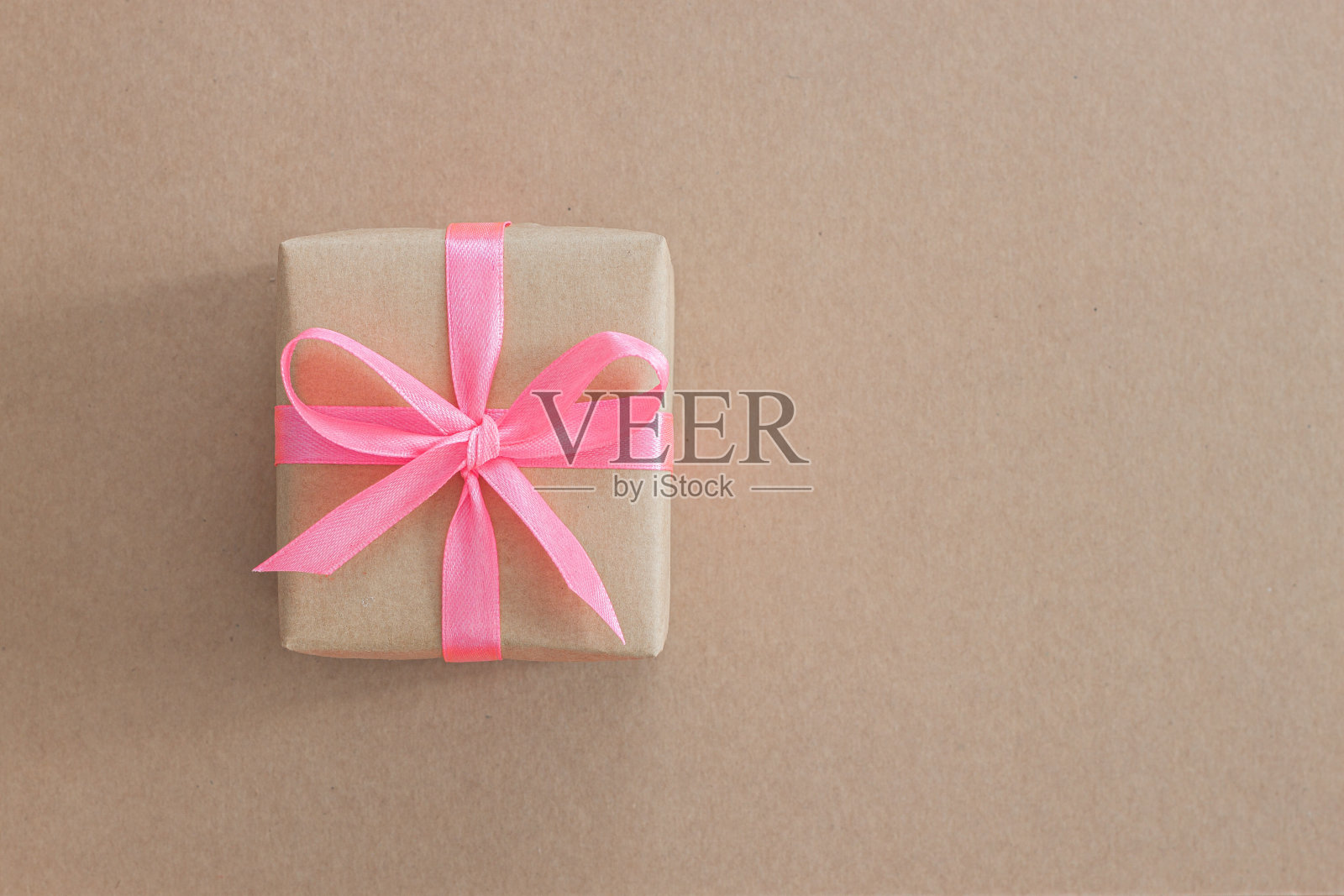 礼品盒或礼品盒包装在牛皮纸俯视图，平铺照片摄影图片