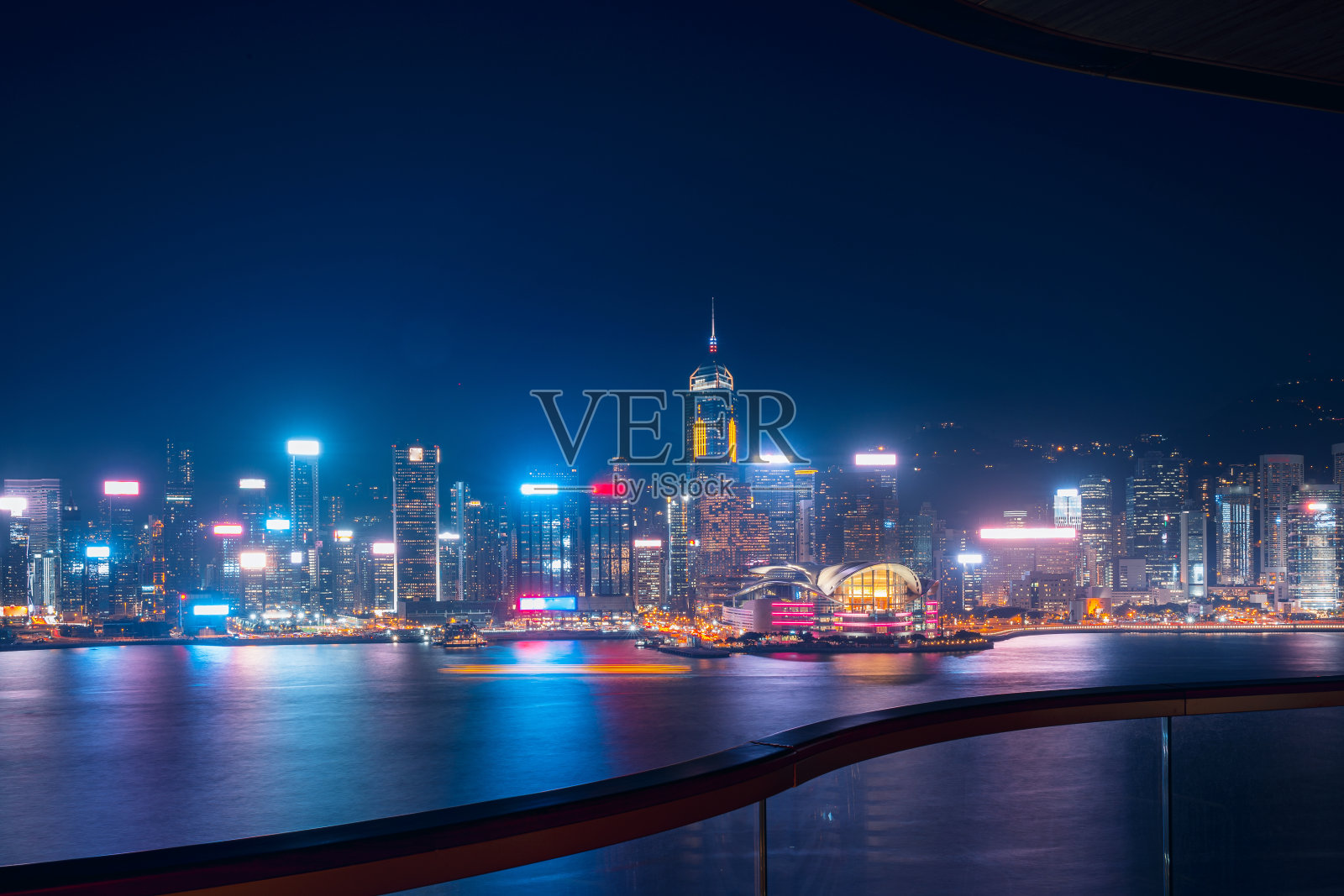夜间香港维多利亚港的城市景观和天际线照片摄影图片