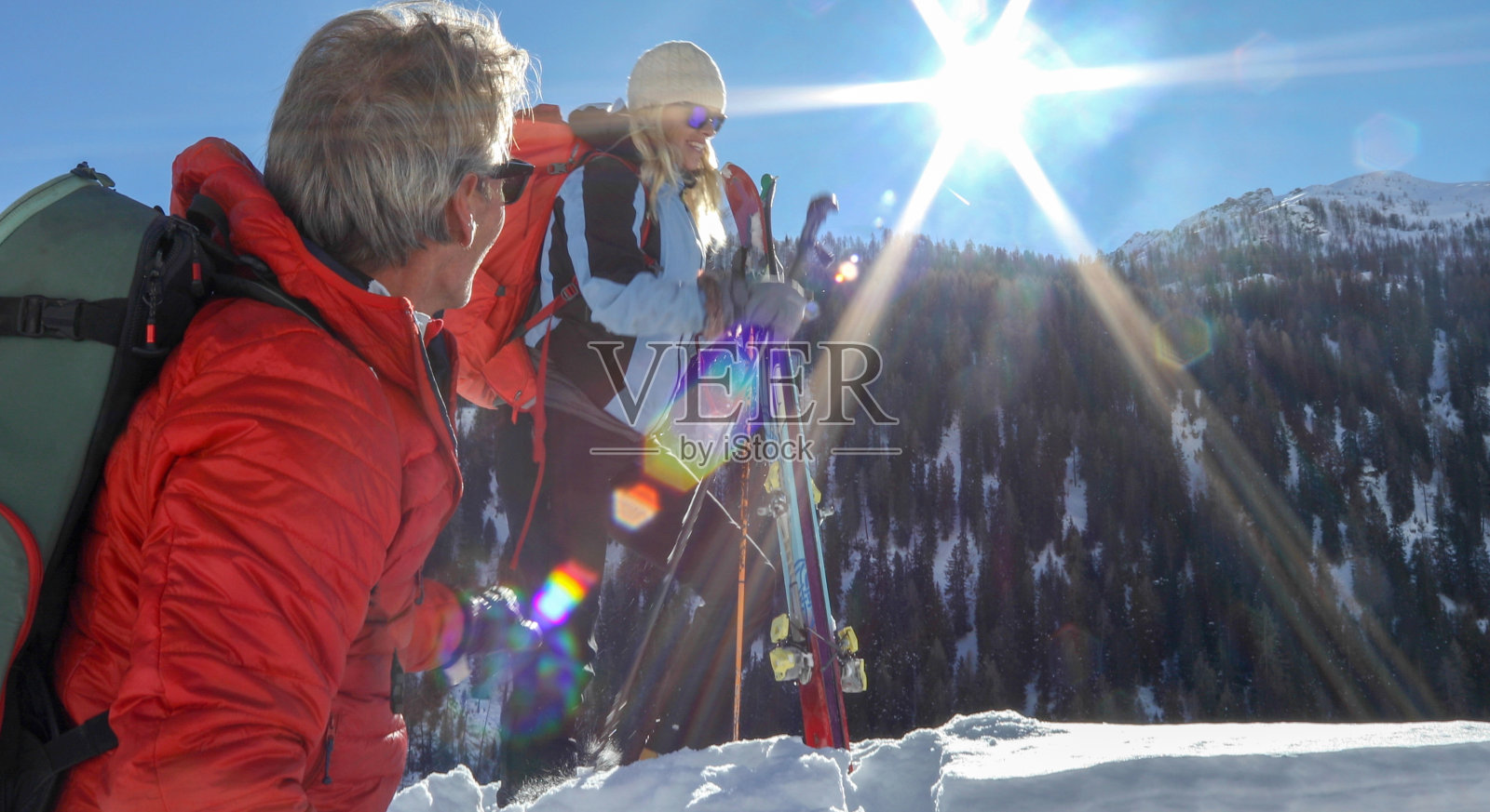 成熟的野外滑雪者走上粉雪岩架照片摄影图片