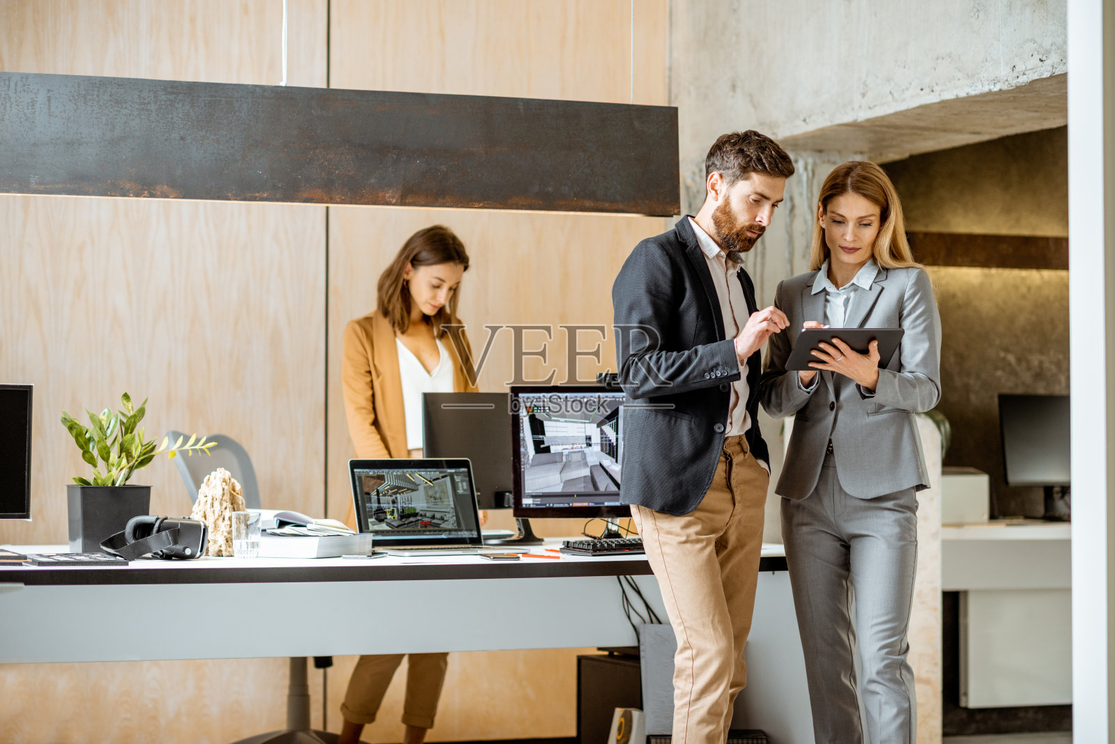 在建筑局工作的同事照片摄影图片