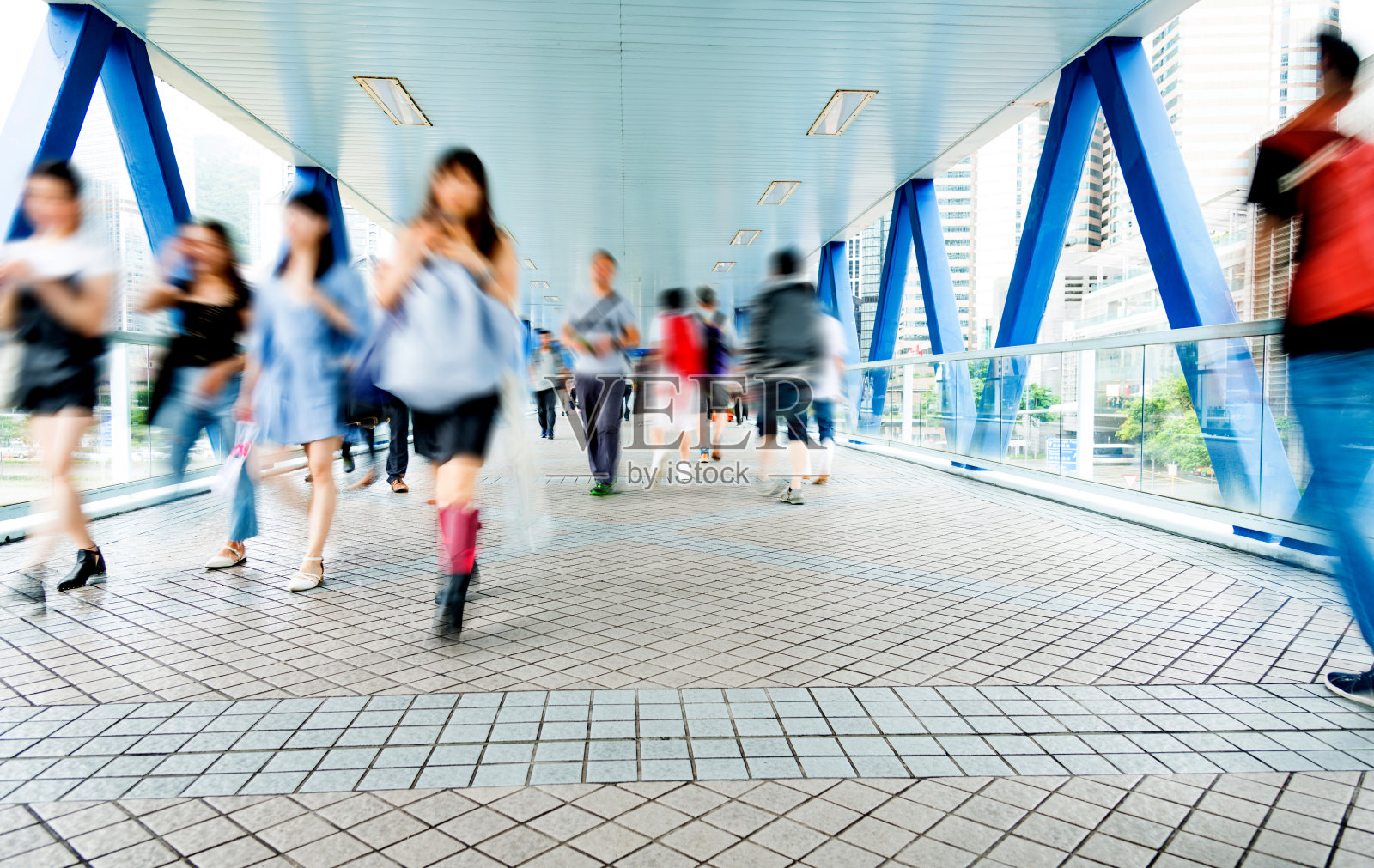 一群人在城市人行桥上行走照片摄影图片