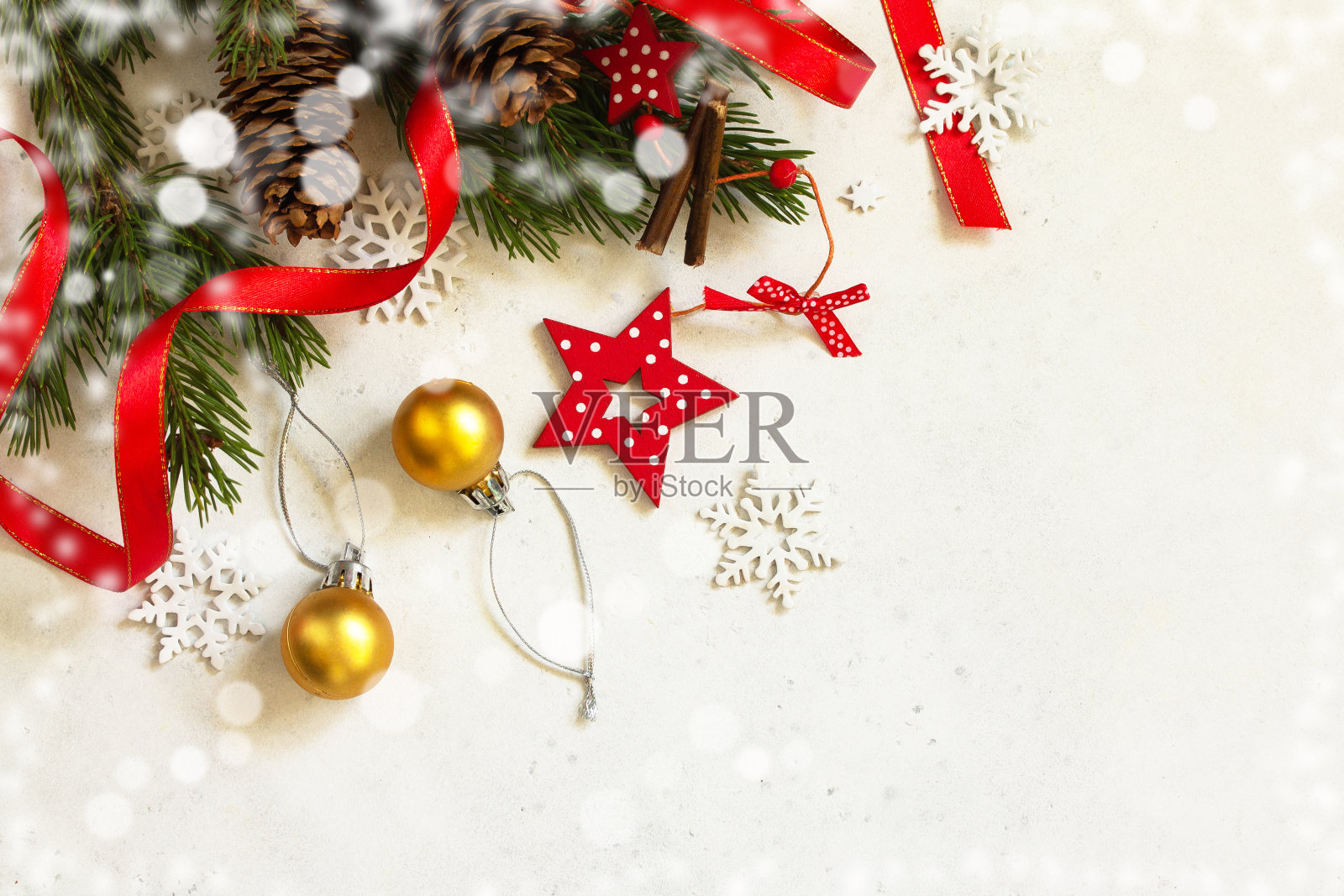 圣诞、新年的概念背景。圣诞节组成。云杉和红色的树枝装饰具有淡淡的散景效果。照片摄影图片