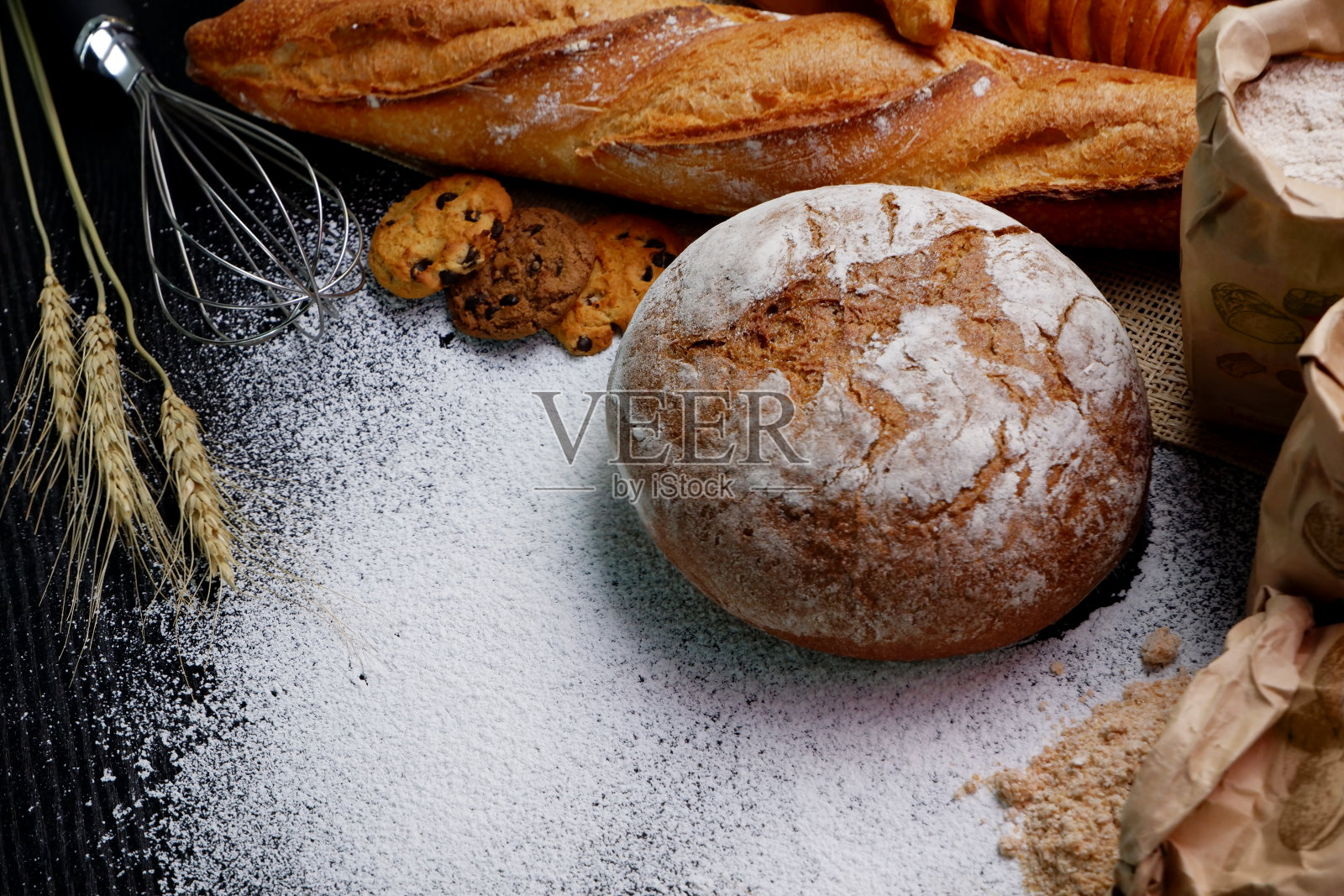 桌子上有白面面包的特写镜头照片摄影图片