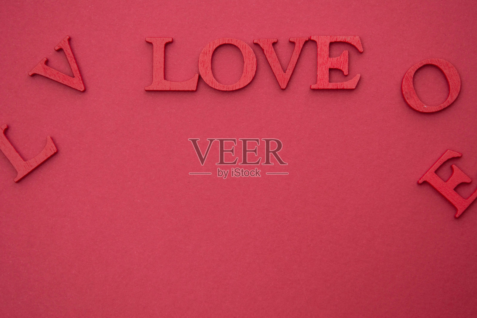 LOVE字样，红色木质3D字母在红色背景上，创意情人节模型，爱的平面图照片摄影图片