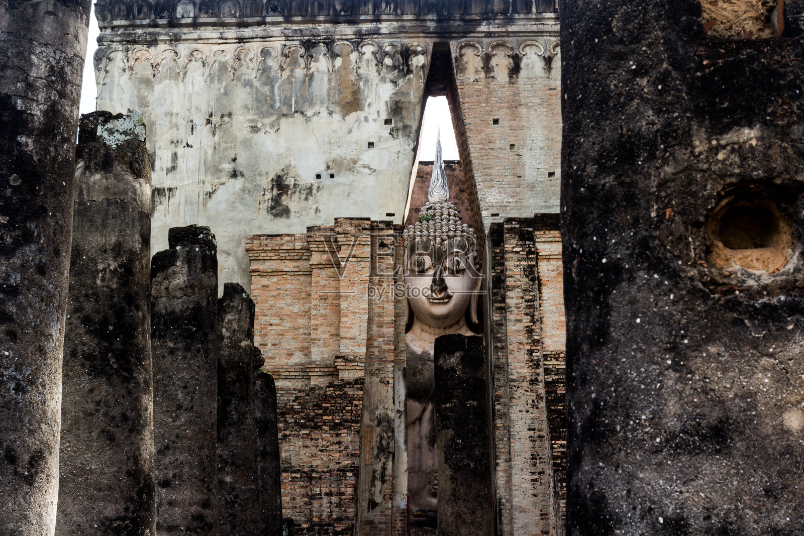 室湛寺是素可泰历史公园里的一座古老的纪念碑。照片摄影图片