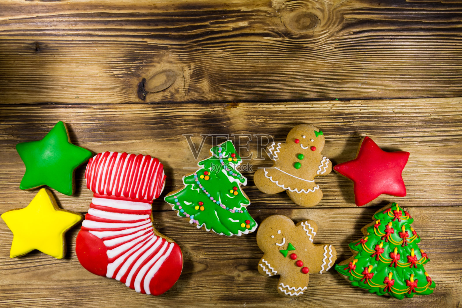 节日美味的圣诞姜饼曲奇放在木桌上。俯视图照片摄影图片