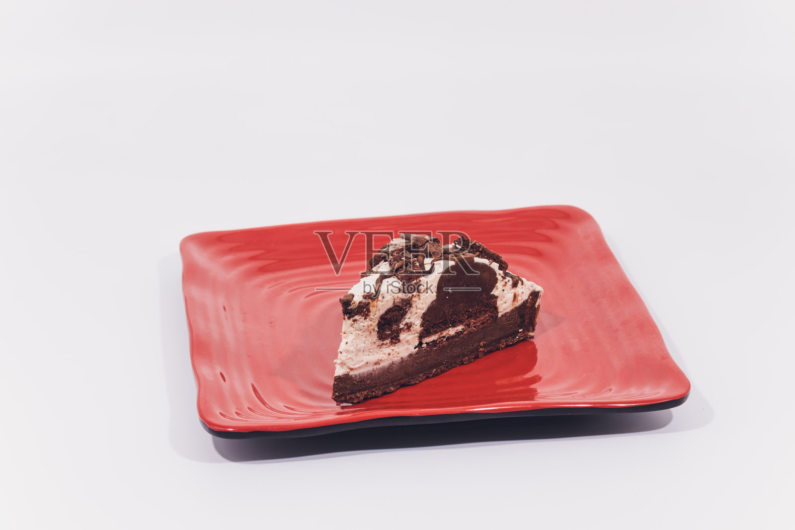 盘子里的巧克力甜点。孤立在白色背景。照片摄影图片