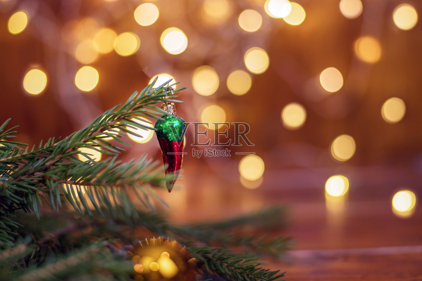 树枝，圆锥体，散焦灯，蜡烛，圣诞球。为新年做准备照片摄影图片