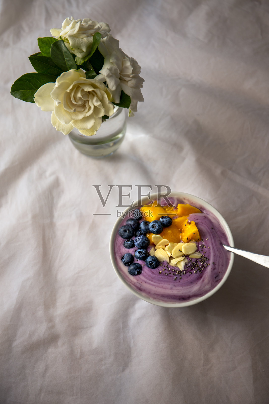 蓝莓杏仁酸奶照片摄影图片