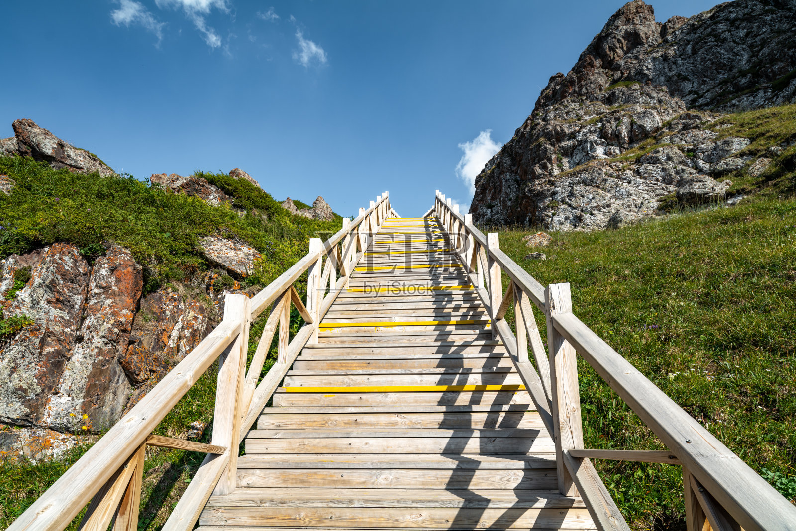 新疆天山的木板路照片摄影图片