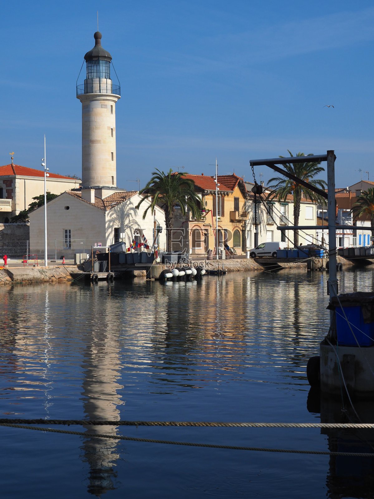 勒-格劳-杜-罗伊运河旁的古老灯塔照片摄影图片