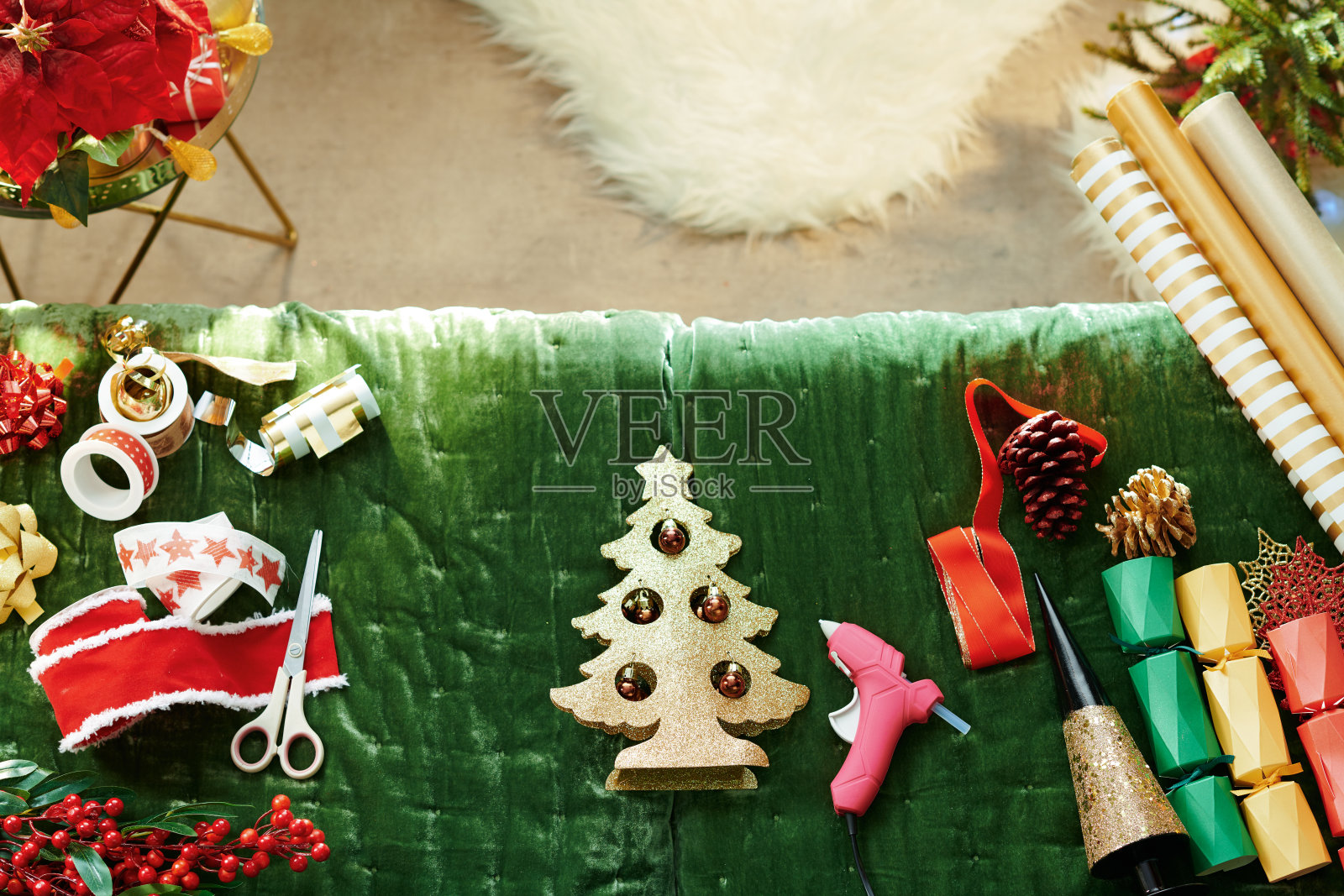 圣诞节在房间沙发上diy的东西照片摄影图片