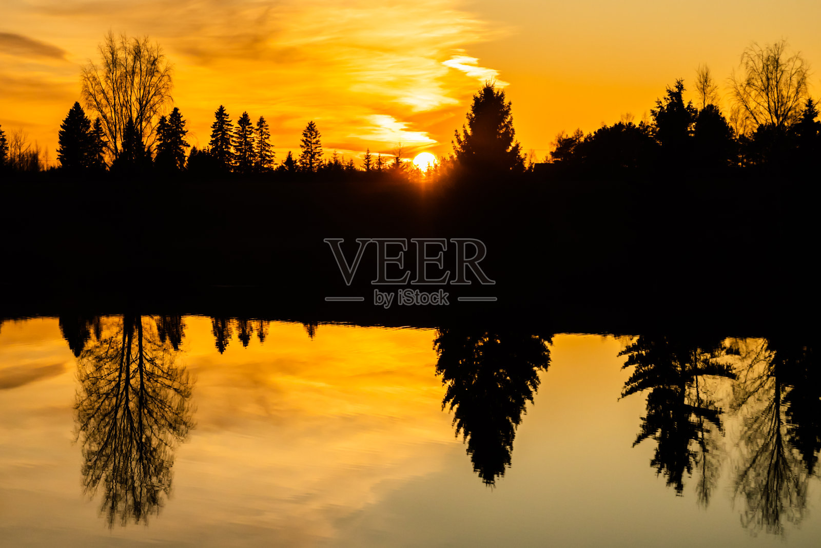 美丽的日落在Kymijoki河秋天，芬兰。照片摄影图片