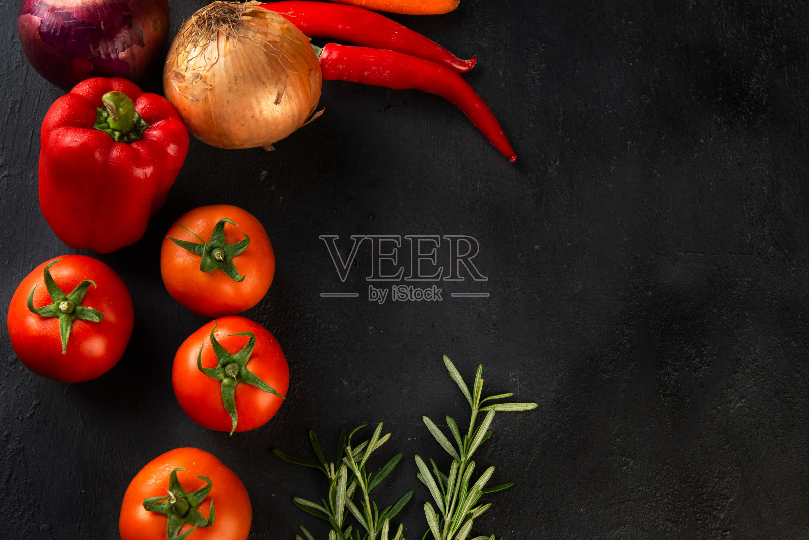 蔬菜配料在黑暗的乡村窘迫的背景下，照片摄影图片