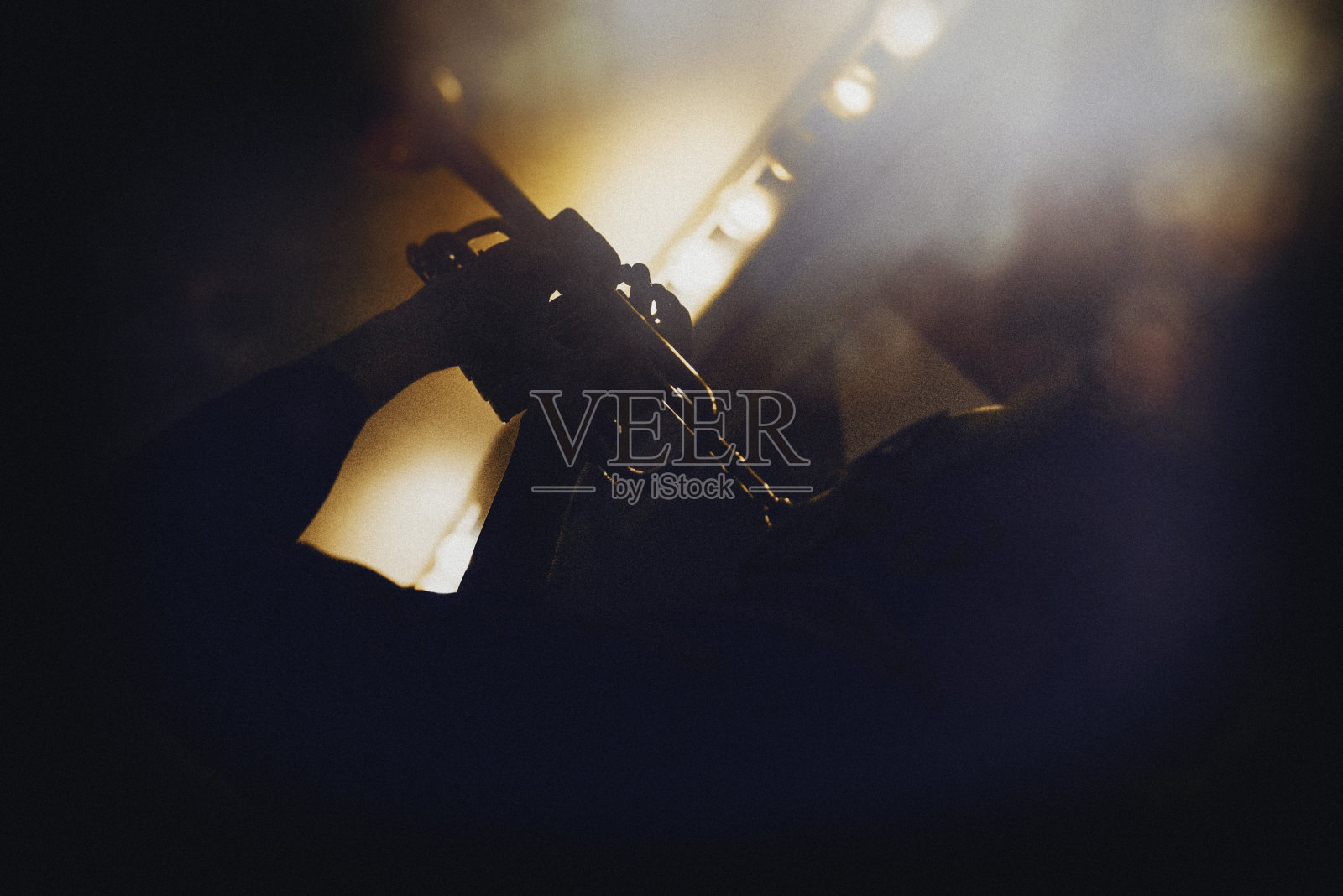 爵士俱乐部的小号演奏家照片摄影图片