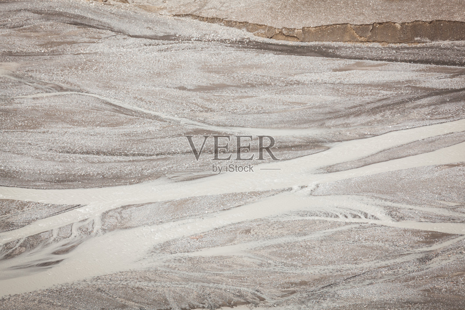 峡谷底部弯曲的河流照片摄影图片