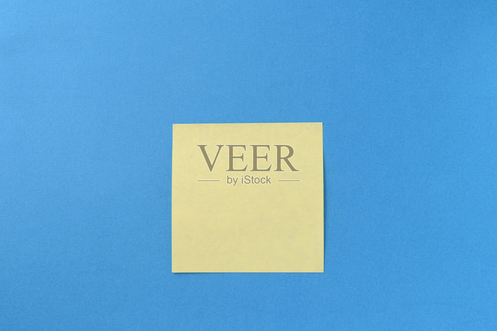 空白黄色贴纸上的蓝色背景与复制空间。商业概念，水平模型照片摄影图片