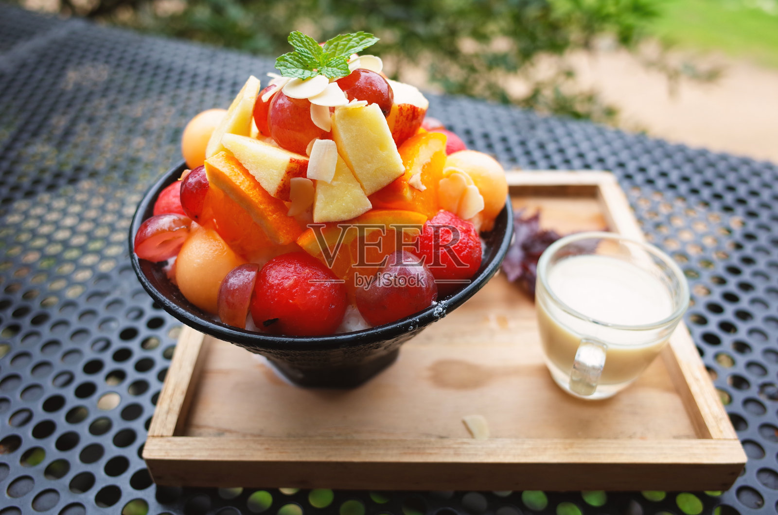 新鲜水果沙司沙拉照片摄影图片