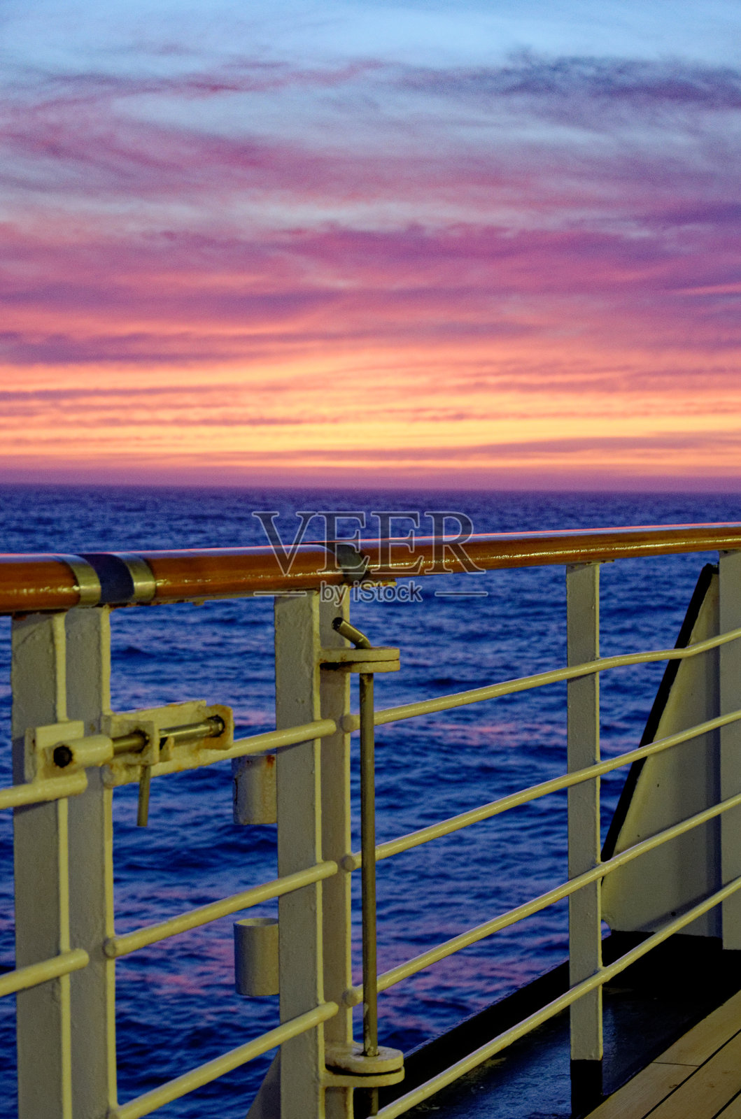 戏剧性的色彩丰富的日落在阿拉斯加照片摄影图片