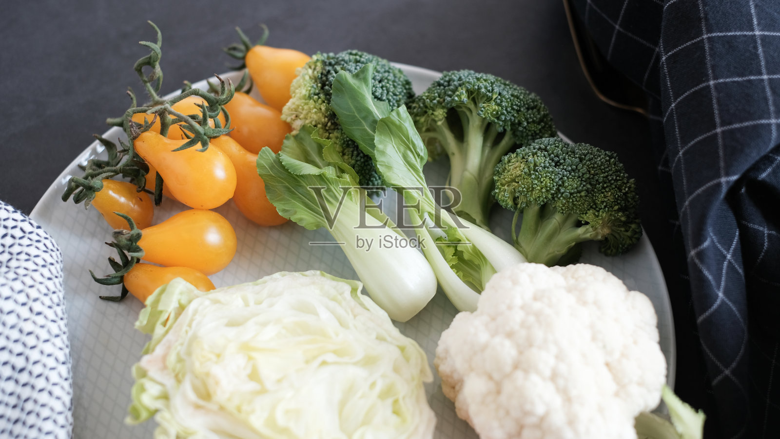 新鲜有机蔬菜和素食饮食的健康食品。照片摄影图片