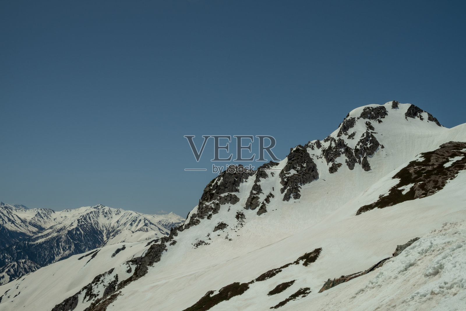 在日本富山市旅游，风景秀丽，雪山雄伟照片摄影图片
