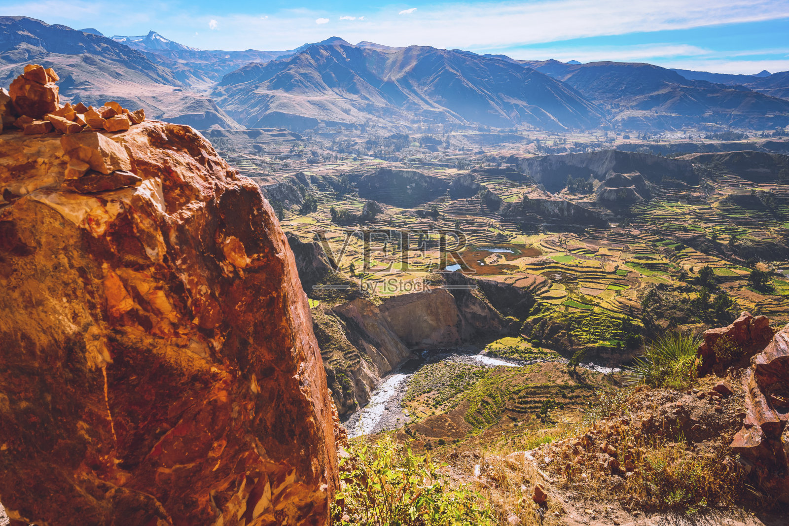科尔卡峡谷景观与河流和梯田照片摄影图片