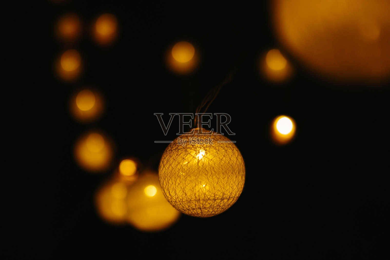 圣诞灯在黑暗的背景。球的形状。照片摄影图片