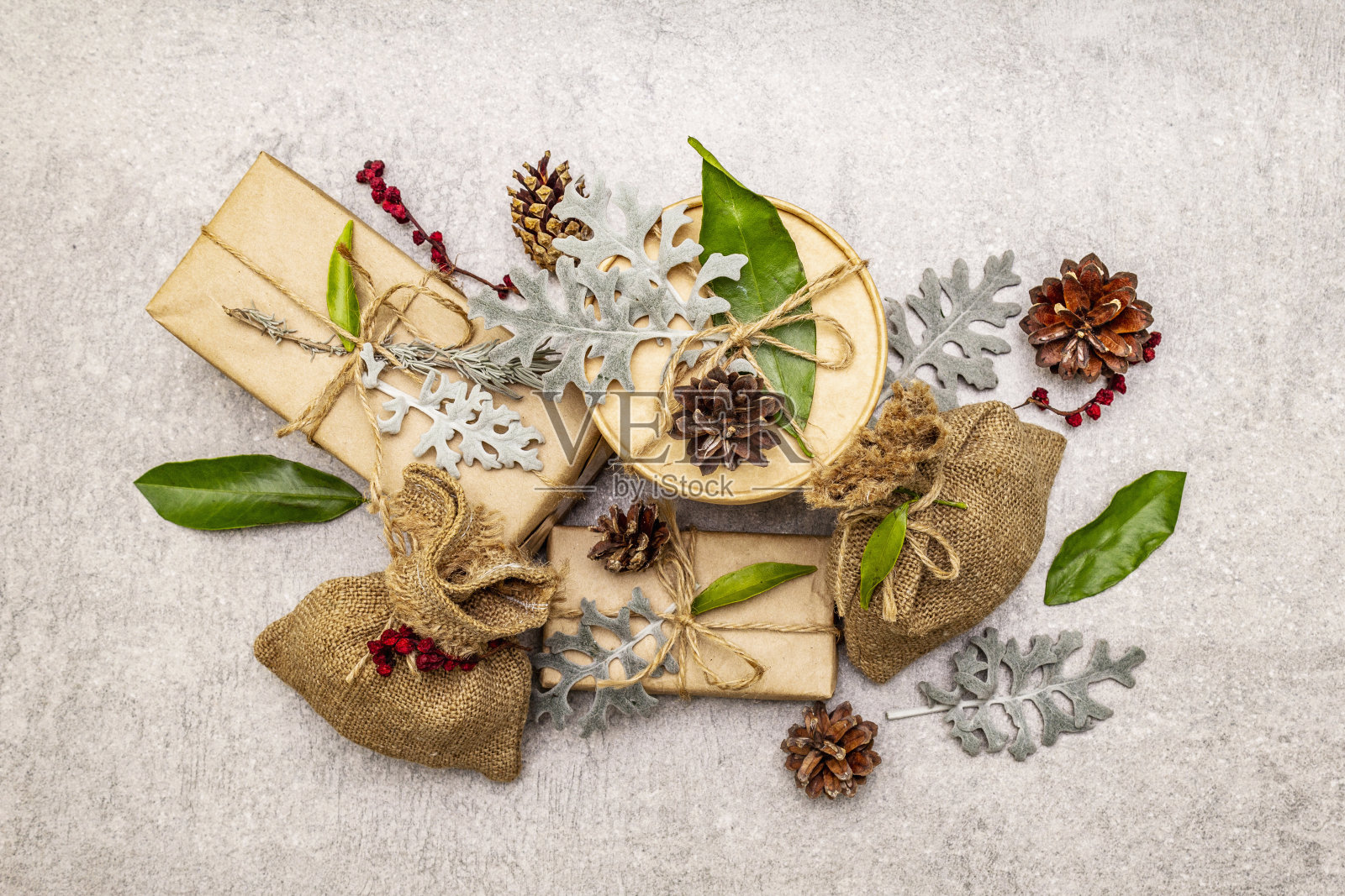 圣诞节零浪费理念。新年环保包装。用牛皮纸和麻袋包装的节日盒子，用不同的有机装饰照片摄影图片