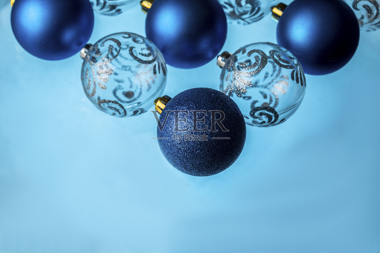 在蓝色背景上装饰圣诞树的球照片摄影图片