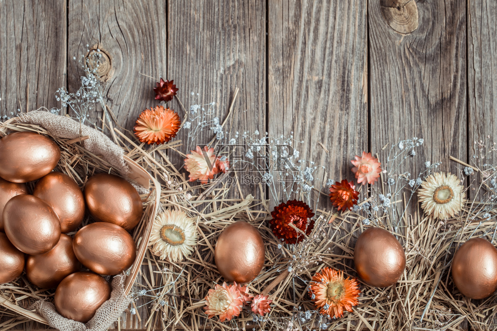 背景与金色复活节彩蛋木制的背景。照片摄影图片
