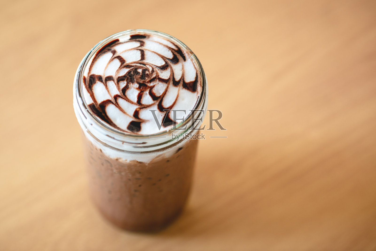 新鲜的咖啡混合在一个圆柱形中照片摄影图片