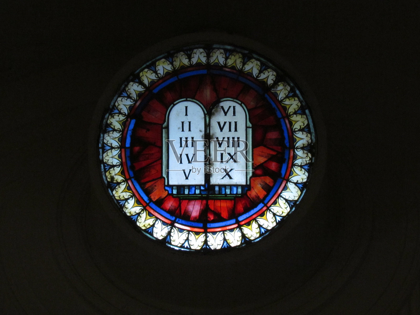 圣母无玷圣心教堂的彩色玻璃窗。照片摄影图片