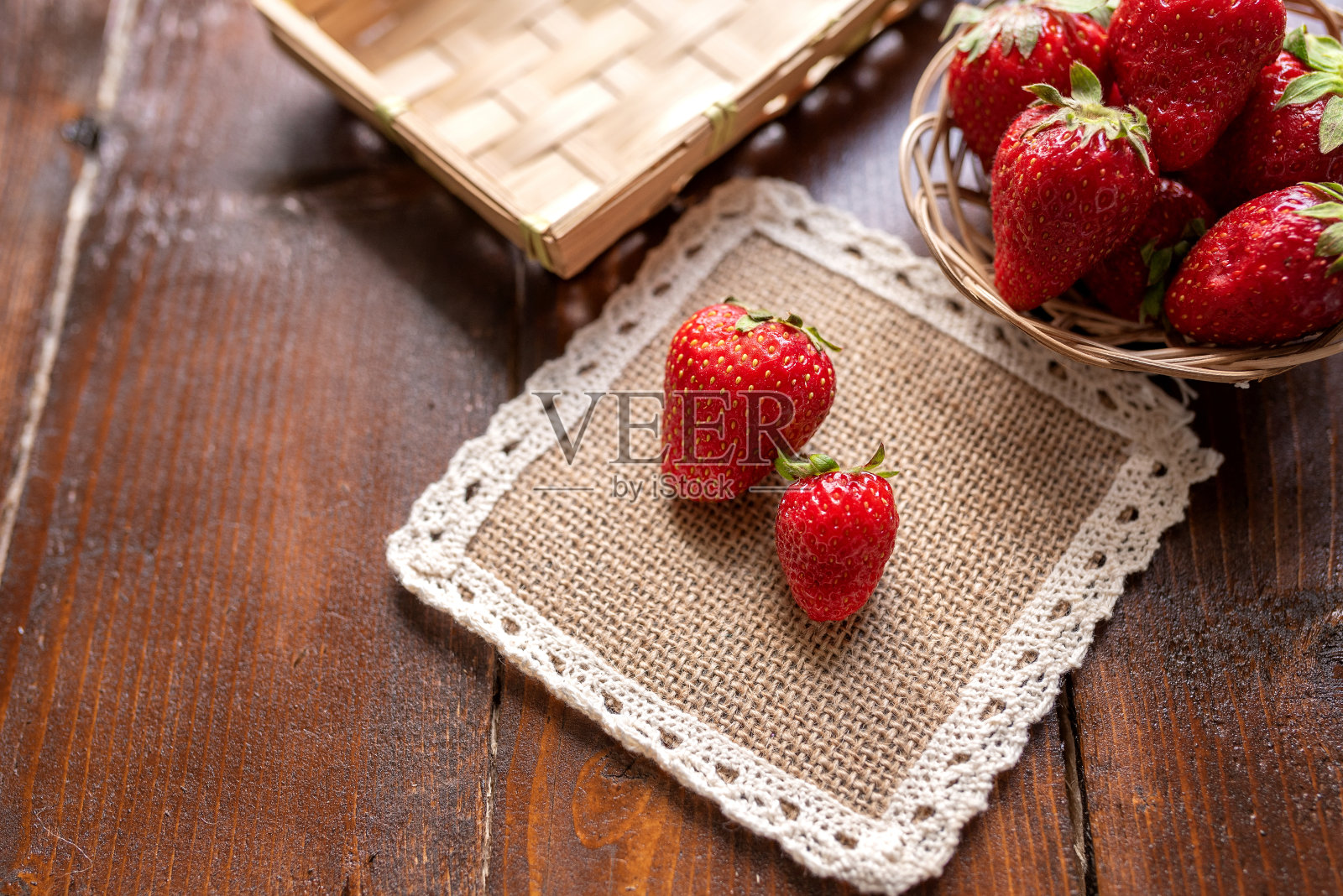 一碗新鲜美味的草莓。一个聚焦的浆果照片摄影图片