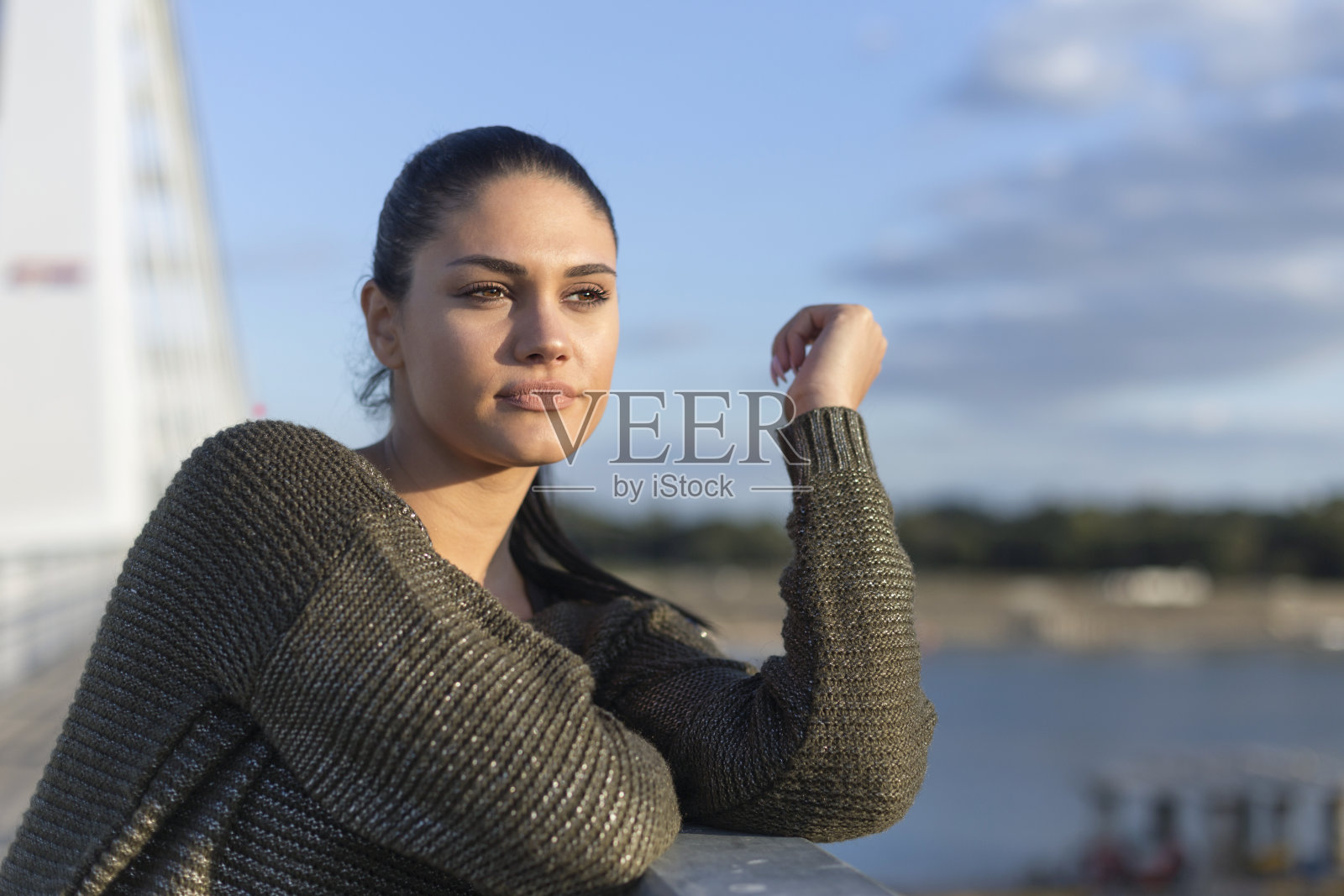 美丽的年轻女子在看远处照片摄影图片