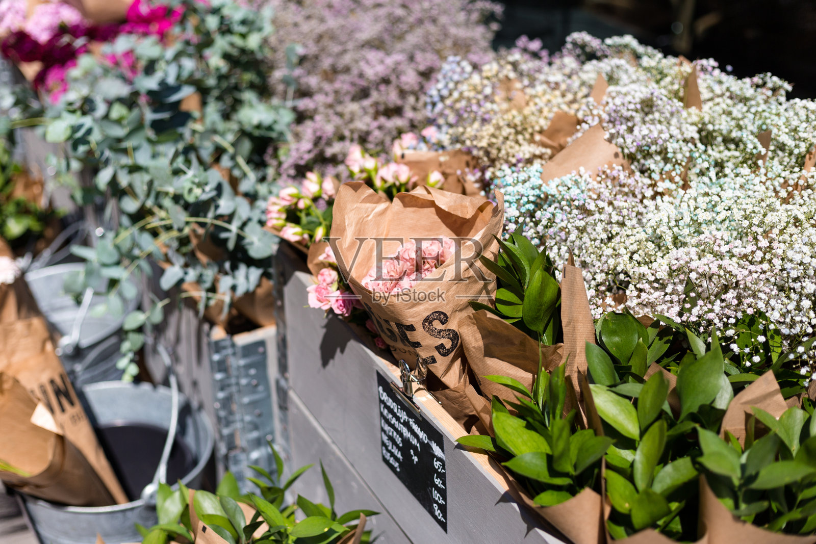 花店里盛开的美丽的鲜花。吉卜赛花，玫瑰，桉树出售照片摄影图片
