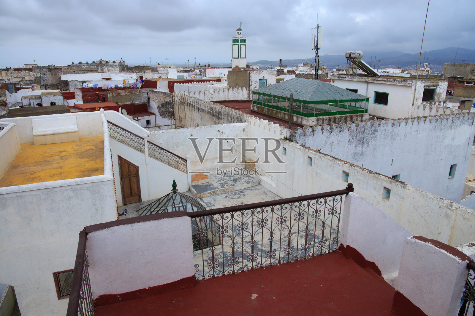 摩洛哥北部特图安麦地那地区的老建筑和屋顶。照片摄影图片