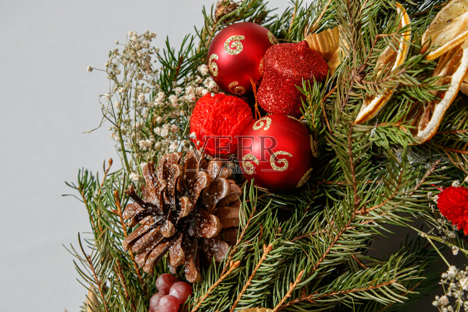 圣诞组成。圣诞树上的花环照片摄影图片