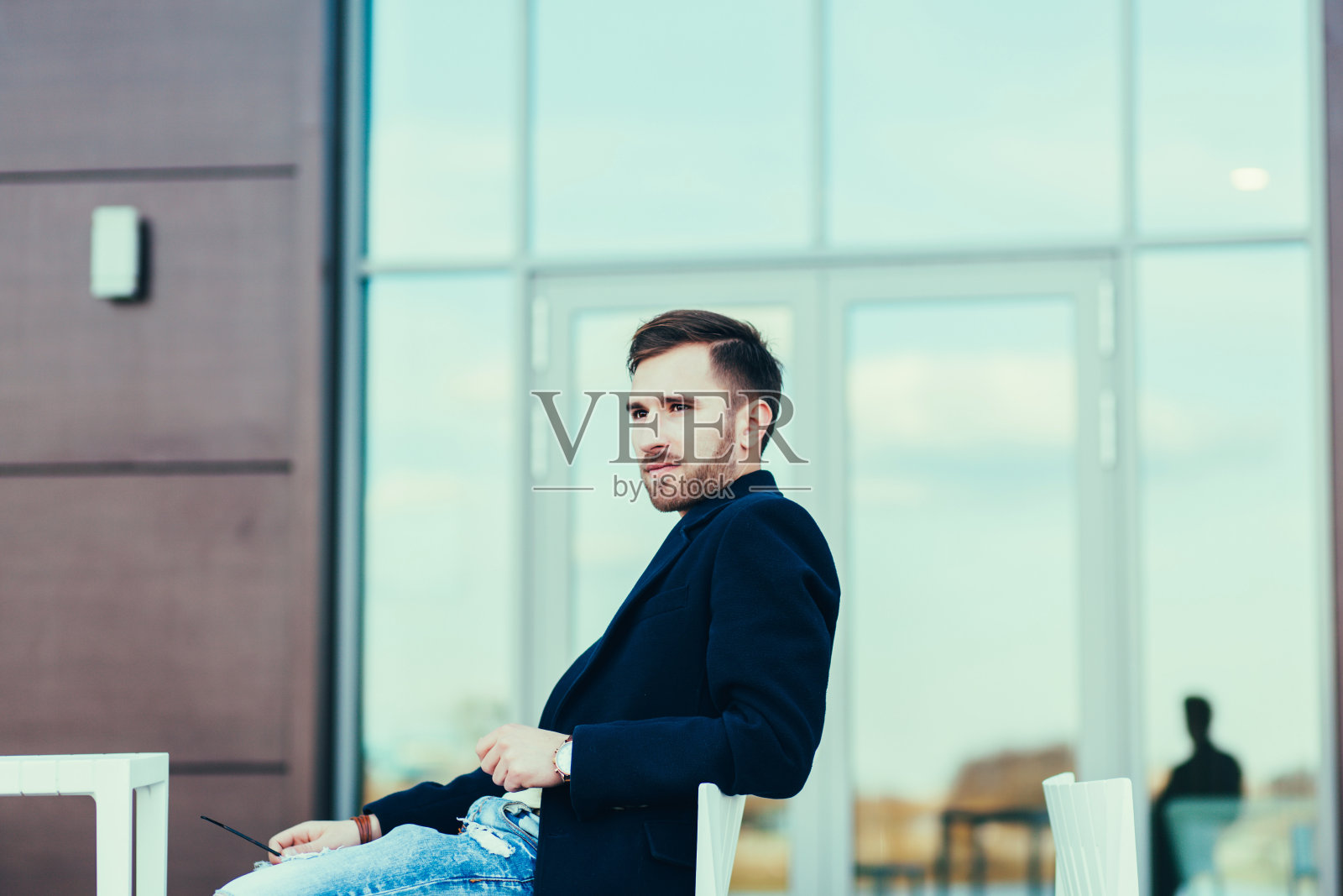 穿外套的年轻人照片摄影图片