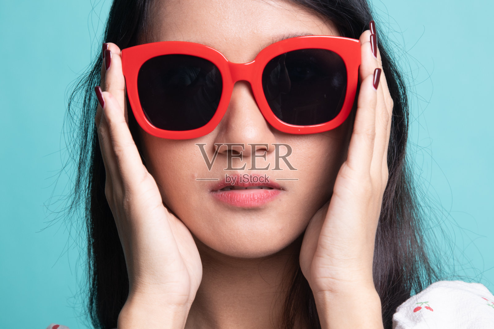 一个漂亮的年轻亚洲女孩戴着太阳镜的肖像照片摄影图片