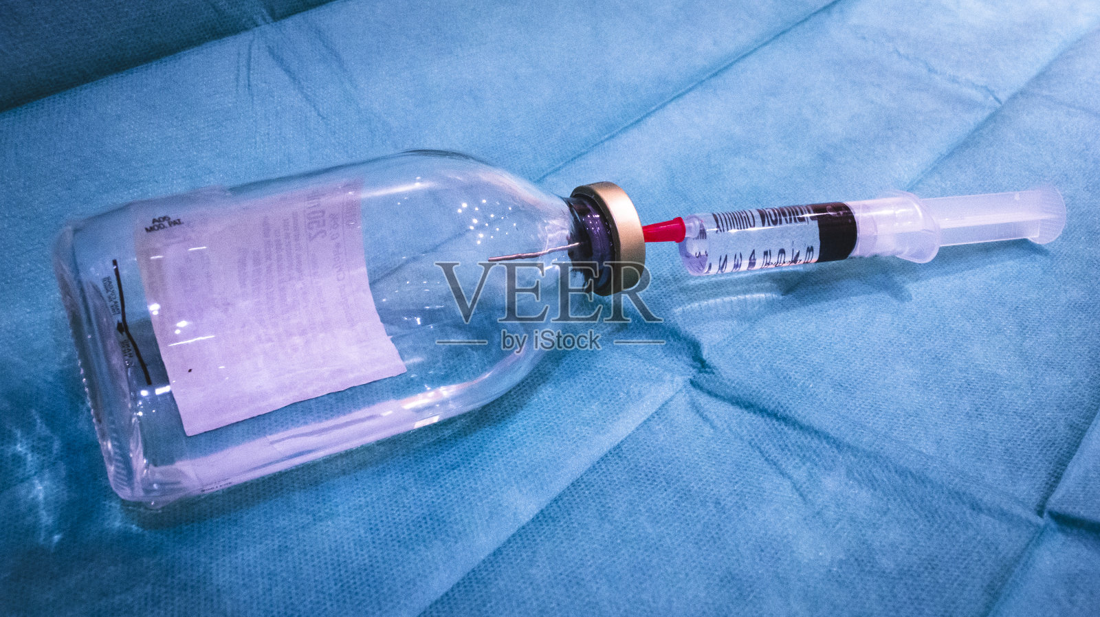 绿色背景是医疗用品注射器和血清照片摄影图片