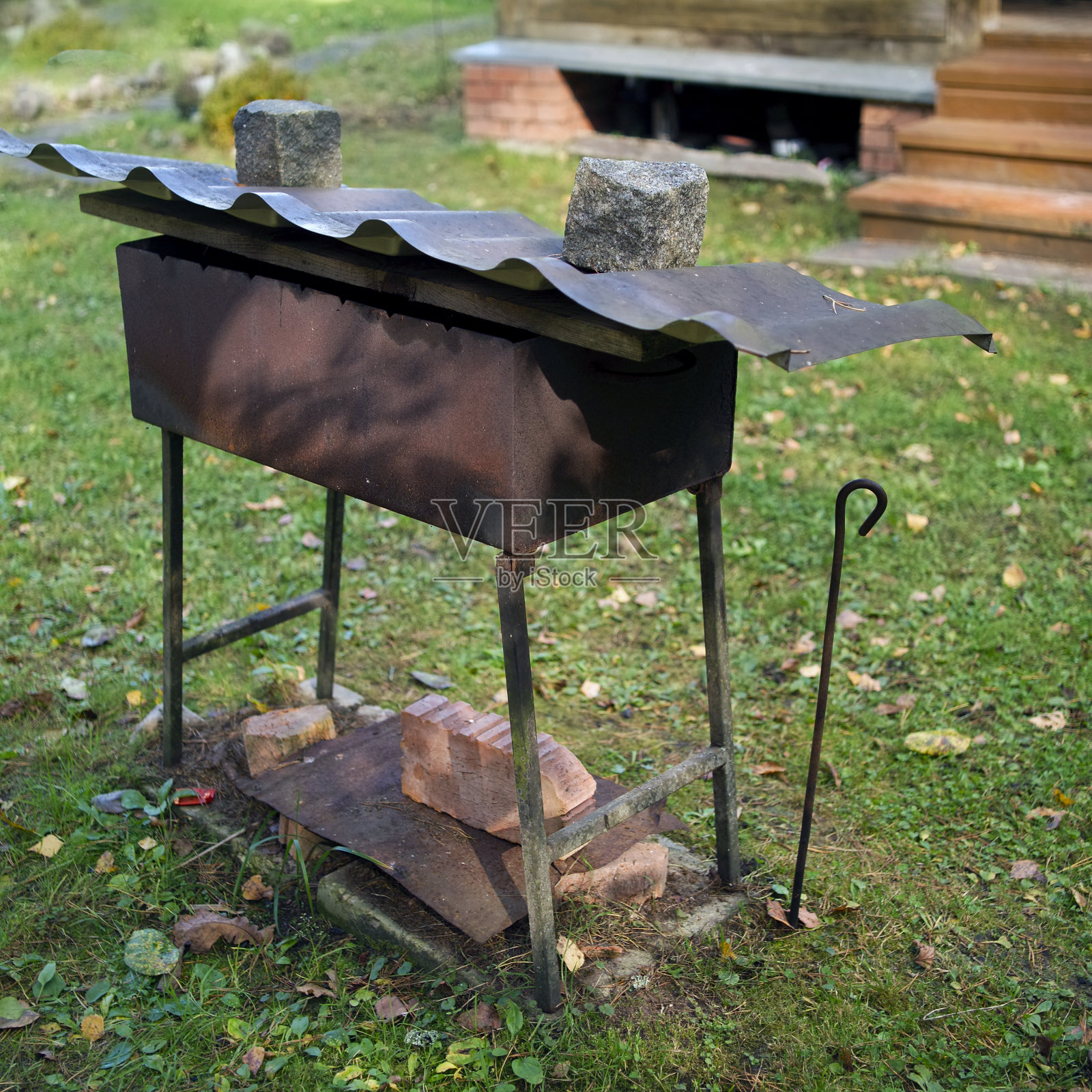 后院生锈的烤架照片摄影图片