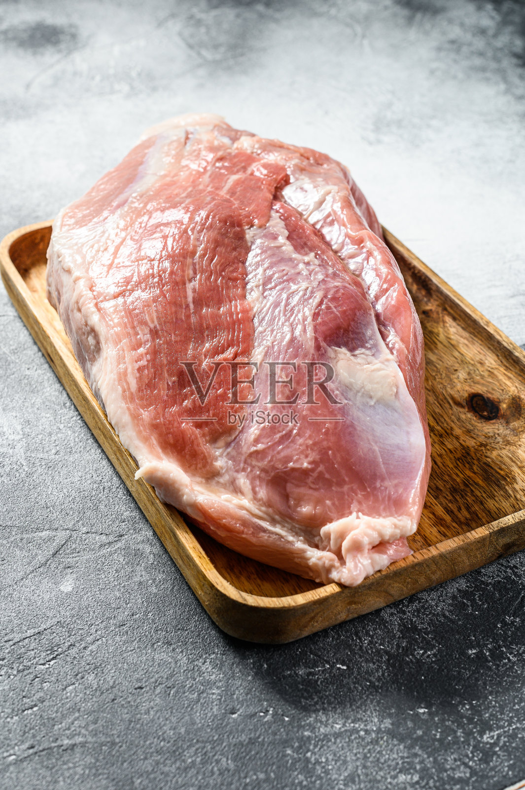 新鲜猪肉的削减。生肉加香料。肩部臀部的部分。灰色的背景。俯视图照片摄影图片