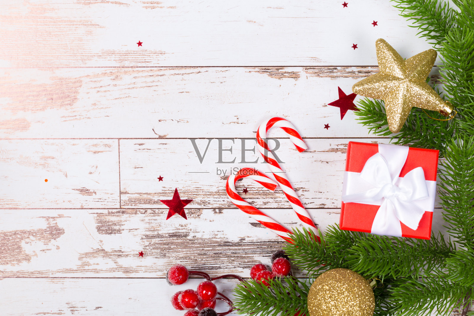 云杉树枝上的圣诞框架，红莓。圣诞壁纸。平躺，俯视图，拷贝空间照片摄影图片