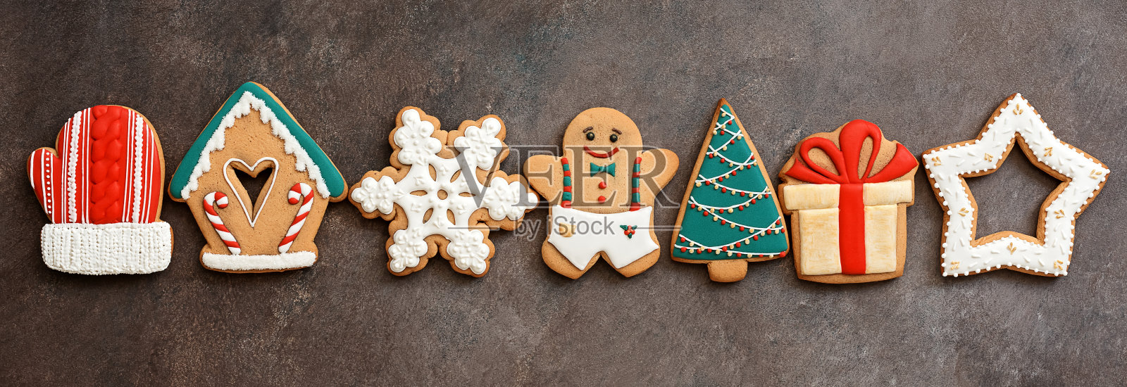 圣诞节的节日边界姜饼在一个黑暗的乡村垃圾背景。俯视图，平放照片摄影图片