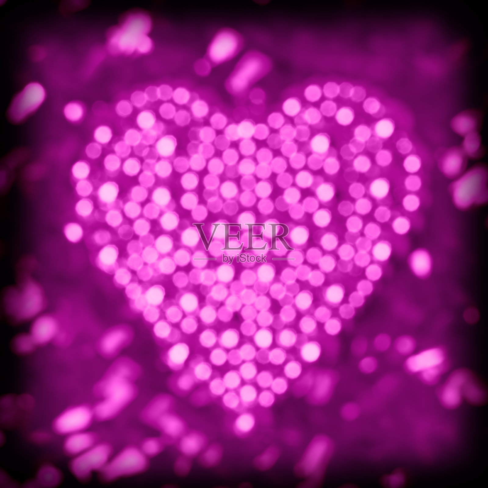 在耀眼的紫色背景上由散焦灯制成的心照片摄影图片